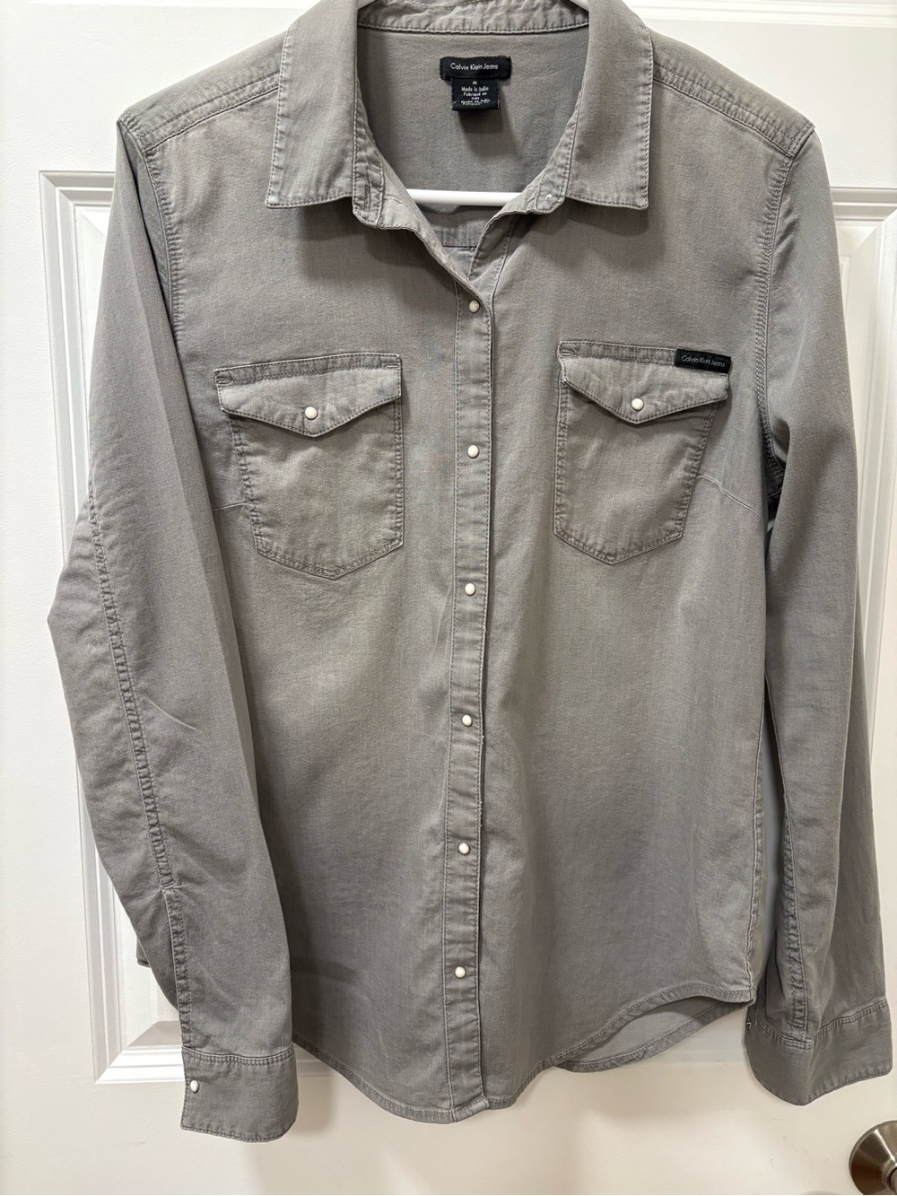 Calvin Klein Jeans Women's Light Gray Button-Down Casual Shirt